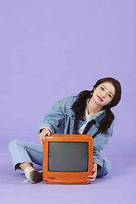 포토 JPG 스튜디오촬영 전신 우먼라이프 여자 실내 한명 미소 앉기 20대 성인 앞모습 보라색 텔레비전 한국인 청바지 즐거움 복고 청자켓 아날로그 보라색배경 성인여자한명만 청청패션 국내포토 1 라이프스타일 패션 감정 뷰포인트 컬러 백그라운드 바지 모션 표정 사람 동양인 청년 내부 전자제품 재킷 여자한명만 성인여자만 파일형식