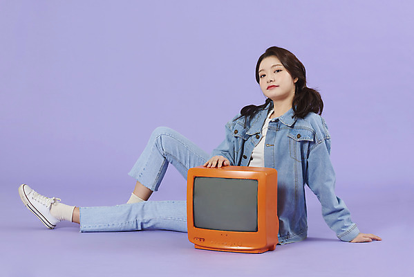 포토 JPG 스튜디오촬영 전신 우먼라이프 여자 실내 한명 앉기 20대 성인 옆모습 보라색 텔레비전 한국인 청바지 즐거움 복고 청자켓 아날로그 보라색배경 성인여자한명만 청청패션 국내포토 1 라이프스타일 패션 감정 뷰포인트 컬러 백그라운드 바지 모션 사람 동양인 청년 내부 전자제품 재킷 여자한명만 성인여자만 파일형식