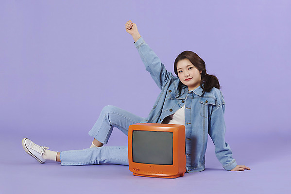 포토 JPG 스튜디오촬영 전신 우먼라이프 여자 실내 한명 앉기 20대 성인 옆모습 손들기 보라색 텔레비전 한국인 청바지 즐거움 복고 청자켓 아날로그 보라색배경 성인여자한명만 청청패션 국내포토 1 라이프스타일 패션 감정 뷰포인트 컬러 백그라운드 바지 모션 사람 동양인 청년 내부 전자제품 재킷 여자한명만 성인여자만 파일형식