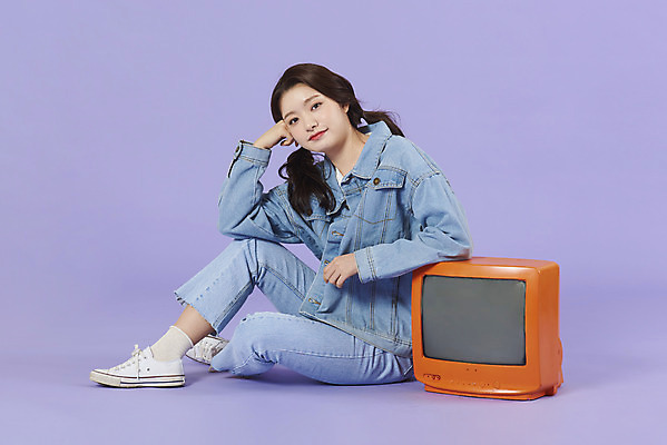포토 JPG 스튜디오촬영 전신 우먼라이프 여자 실내 한명 미소 앉기 20대 성인 옆모습 보라색 텔레비전 한국인 청바지 즐거움 복고 청자켓 아날로그 보라색배경 성인여자한명만 청청패션 국내포토 1 라이프스타일 패션 감정 뷰포인트 컬러 백그라운드 바지 모션 표정 사람 동양인 청년 내부 전자제품 재킷 여자한명만 성인여자만 파일형식