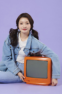 포토 JPG 스튜디오촬영 우먼라이프 여자 실내 한명 앉기 상반신 20대 성인 앞모습 보라색 텔레비전 한국인 청바지 즐거움 복고 청자켓 아날로그 보라색배경 성인여자한명만 청청패션 국내포토 1 라이프스타일 패션 감정 뷰포인트 컬러 백그라운드 바지 모션 사람 동양인 청년 내부 전자제품 재킷 여자한명만 성인여자만 파일형식