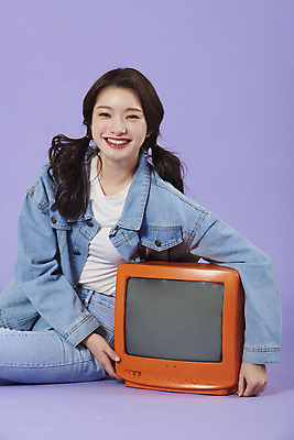 포토 JPG 스튜디오촬영 우먼라이프 여자 실내 한명 앉기 상반신 20대 성인 앞모습 보라색 텔레비전 한국인 청바지 즐거움 복고 청자켓 아날로그 보라색배경 성인여자한명만 청청패션 국내포토 1 라이프스타일 패션 감정 뷰포인트 컬러 백그라운드 바지 모션 사람 동양인 청년 내부 전자제품 재킷 여자한명만 성인여자만 파일형식