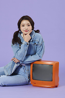 포토 JPG 스튜디오촬영 우먼라이프 여자 실내 한명 앉기 상반신 20대 성인 앞모습 보라색 텔레비전 한국인 청바지 즐거움 복고 청자켓 아날로그 보라색배경 성인여자한명만 청청패션 국내포토 1 라이프스타일 패션 감정 뷰포인트 컬러 백그라운드 바지 모션 사람 동양인 청년 내부 전자제품 재킷 여자한명만 성인여자만 파일형식