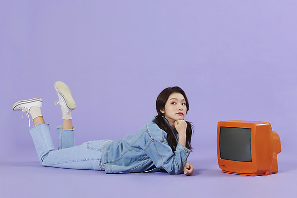 포토 JPG 스튜디오촬영 전신 우먼라이프 여자 엎드리기 실내 한명 미소 20대 성인 옆모습 보라색 텔레비전 한국인 청바지 즐거움 복고 청자켓 아날로그 무거움 보라색배경 성인여자한명만 청청패션 국내포토 1 라이프스타일 패션 감정 뷰포인트 컬러 백그라운드 바지 모션 표정 사람 동양인 청년 내부 전자제품 재킷 무게 여자한명만 성인여자만 파일형식