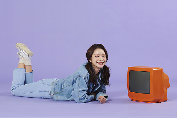 포토 JPG 스튜디오촬영 전신 우먼라이프 여자 엎드리기 실내 한명 미소 20대 성인 옆모습 보라색 텔레비전 한국인 청바지 즐거움 복고 청자켓 아날로그 무거움 보라색배경 성인여자한명만 청청패션 국내포토 1 라이프스타일 패션 감정 뷰포인트 컬러 백그라운드 바지 모션 표정 사람 동양인 청년 내부 전자제품 재킷 무게 여자한명만 성인여자만 파일형식
