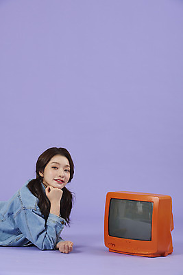 포토 JPG 스튜디오촬영 우먼라이프 여자 엎드리기 실내 한명 상반신 20대 성인 옆모습 보라색 텔레비전 턱괴기 한국인 청바지 즐거움 복고 청자켓 아날로그 무거움 보라색배경 성인여자한명만 청청패션 국내포토 1 라이프스타일 패션 감정 뷰포인트 컬러 백그라운드 바지 모션 사람 동양인 청년 내부 전자제품 재킷 무게 여자한명만 성인여자만 파일형식