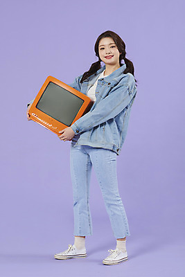 포토 JPG 스튜디오촬영 전신 우먼라이프 여자 실내 한명 서기 20대 성인 앞모습 보라색 텔레비전 한국인 청바지 즐거움 복고 청자켓 아날로그 무거움 보라색배경 성인여자한명만 청청패션 국내포토 1 라이프스타일 패션 감정 뷰포인트 컬러 백그라운드 바지 모션 사람 동양인 청년 내부 전자제품 재킷 무게 여자한명만 성인여자만 파일형식