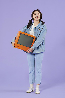 포토 JPG 스튜디오촬영 전신 우먼라이프 여자 실내 한명 서기 20대 성인 앞모습 보라색 텔레비전 한국인 청바지 즐거움 복고 청자켓 아날로그 무거움 보라색배경 성인여자한명만 청청패션 국내포토 1 라이프스타일 패션 감정 뷰포인트 컬러 백그라운드 바지 모션 사람 동양인 청년 내부 전자제품 재킷 무게 여자한명만 성인여자만 파일형식