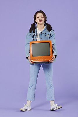 포토 JPG 스튜디오촬영 전신 우먼라이프 여자 실내 한명 서기 20대 성인 앞모습 보라색 텔레비전 한국인 청바지 즐거움 복고 청자켓 아날로그 무거움 보라색배경 성인여자한명만 청청패션 국내포토 1 라이프스타일 패션 감정 뷰포인트 컬러 백그라운드 바지 모션 사람 동양인 청년 내부 전자제품 재킷 무게 여자한명만 성인여자만 파일형식