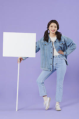 포토 JPG 스튜디오촬영 전신 우먼라이프 배너 여자 사각프레임 실내 한명 서기 들기 20대 성인 앞모습 보라색 팻말 한국인 청바지 알림 즐거움 복고 청자켓 보라색배경 성인여자한명만 청청패션 국내포토 1 라이프스타일 패션 감정 뷰포인트 컬러 백그라운드 바지 모션 프레임 사람 동양인 청년 내부 사각형 재킷 여자한명만 성인여자만 파일형식