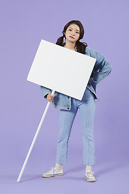 포토 JPG 스튜디오촬영 전신 우먼라이프 배너 여자 사각프레임 실내 한명 서기 들기 20대 성인 앞모습 보라색 팻말 한국인 청바지 알림 즐거움 복고 청자켓 보라색배경 성인여자한명만 청청패션 국내포토 1 라이프스타일 패션 감정 뷰포인트 컬러 백그라운드 바지 모션 프레임 사람 동양인 청년 내부 사각형 재킷 여자한명만 성인여자만 파일형식