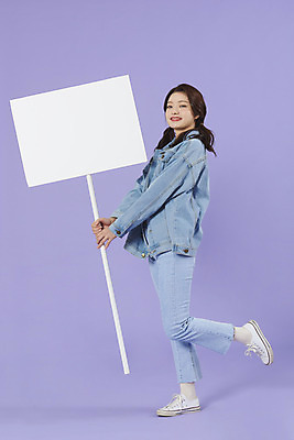 포토 JPG 스튜디오촬영 전신 우먼라이프 배너 여자 사각프레임 실내 한명 서기 들기 20대 성인 옆모습 보라색 팻말 한국인 청바지 알림 즐거움 복고 청자켓 보라색배경 성인여자한명만 청청패션 국내포토 1 라이프스타일 패션 감정 뷰포인트 컬러 백그라운드 바지 모션 프레임 사람 동양인 청년 내부 사각형 재킷 여자한명만 성인여자만 파일형식