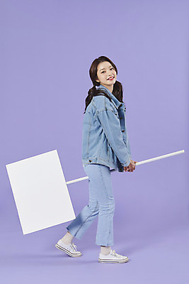 포토 JPG 스튜디오촬영 전신 우먼라이프 배너 여자 사각프레임 실내 한명 서기 들기 20대 성인 옆모습 보라색 팻말 한국인 청바지 알림 즐거움 복고 청자켓 보라색배경 성인여자한명만 청청패션 국내포토 1 라이프스타일 패션 감정 뷰포인트 컬러 백그라운드 바지 모션 프레임 사람 동양인 청년 내부 사각형 재킷 여자한명만 성인여자만 파일형식