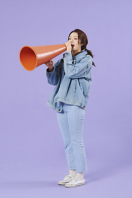 포토 JPG 스튜디오촬영 전신 우먼라이프 여자 실내 대화 한명 서기 미소 20대 성인 옆모습 보라색 확성기 외침 한국인 청바지 알림 즐거움 복고 청자켓 보라색배경 주목 성인여자한명만 청청패션 국내포토 1 라이프스타일 패션 감정 뷰포인트 컬러 백그라운드 바지 모션 표정 말하기 사람 동양인 청년 내부 소리 재킷 여자한명만 성인여자만 파일형식