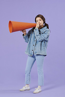 포토 JPG 스튜디오촬영 전신 우먼라이프 여자 실내 대화 한명 서기 미소 20대 성인 옆모습 보라색 확성기 외침 한국인 청바지 알림 즐거움 복고 청자켓 보라색배경 주목 성인여자한명만 청청패션 국내포토 1 라이프스타일 패션 감정 뷰포인트 컬러 백그라운드 바지 모션 표정 말하기 사람 동양인 청년 내부 소리 재킷 여자한명만 성인여자만 파일형식