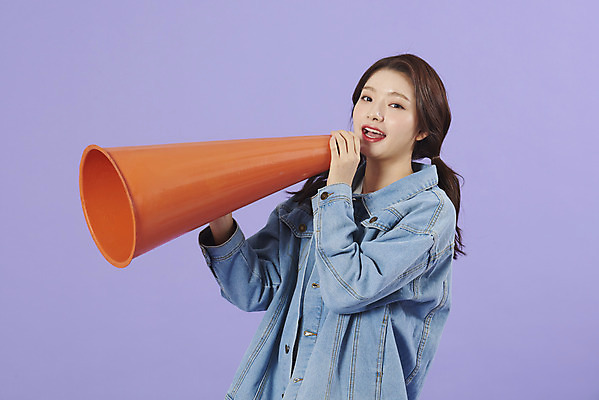 포토 JPG 스튜디오촬영 우먼라이프 여자 실내 대화 한명 서기 미소 상반신 20대 성인 앞모습 보라색 확성기 외침 한국인 청바지 알림 즐거움 복고 청자켓 보라색배경 주목 성인여자한명만 청청패션 국내포토 1 라이프스타일 패션 감정 뷰포인트 컬러 백그라운드 바지 모션 표정 말하기 사람 동양인 청년 내부 소리 재킷 여자한명만 성인여자만 파일형식