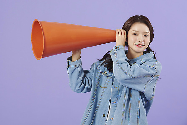 포토 JPG 스튜디오촬영 우먼라이프 여자 실내 대화 한명 서기 상반신 20대 성인 앞모습 보라색 확성기 외침 한국인 청바지 알림 즐거움 복고 청자켓 보라색배경 주목 성인여자한명만 청청패션 국내포토 1 라이프스타일 패션 감정 뷰포인트 컬러 백그라운드 바지 모션 말하기 사람 동양인 청년 내부 소리 재킷 여자한명만 성인여자만 파일형식