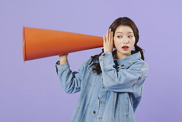 포토 JPG 스튜디오촬영 우먼라이프 여자 실내 대화 한명 서기 상반신 20대 성인 앞모습 보라색 확성기 놀람 외침 한국인 청바지 알림 즐거움 복고 청자켓 보라색배경 주목 성인여자한명만 청청패션 국내포토 1 라이프스타일 패션 감정 뷰포인트 컬러 백그라운드 바지 모션 표정 말하기 사람 동양인 청년 내부 소리 재킷 여자한명만 성인여자만 파일형식