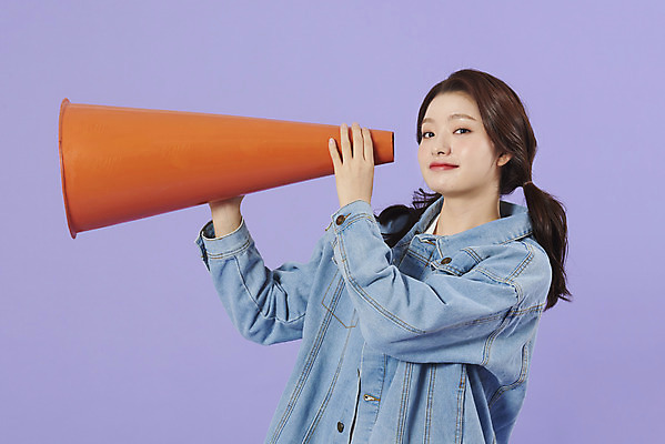 포토 JPG 스튜디오촬영 우먼라이프 여자 실내 대화 한명 서기 상반신 20대 성인 앞모습 보라색 확성기 외침 한국인 청바지 알림 즐거움 복고 청자켓 보라색배경 주목 성인여자한명만 청청패션 국내포토 1 라이프스타일 패션 감정 뷰포인트 컬러 백그라운드 바지 모션 말하기 사람 동양인 청년 내부 소리 재킷 여자한명만 성인여자만 파일형식