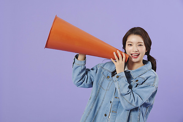 포토 JPG 스튜디오촬영 우먼라이프 여자 실내 대화 한명 서기 미소 상반신 20대 성인 앞모습 보라색 확성기 외침 한국인 청바지 알림 즐거움 복고 청자켓 보라색배경 주목 성인여자한명만 청청패션 국내포토 1 라이프스타일 패션 감정 뷰포인트 컬러 백그라운드 바지 모션 표정 말하기 사람 동양인 청년 내부 소리 재킷 여자한명만 성인여자만 파일형식