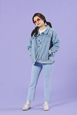 포토 JPG 스튜디오촬영 전신 우먼라이프 여자 실내 한명 서기 20대 성인 앞모습 선글라스 보라색 한국인 청바지 즐거움 복고 청자켓 보라색배경 성인여자한명만 청청패션 국내포토 1 라이프스타일 패션 감정 안경 뷰포인트 컬러 백그라운드 바지 모션 사람 동양인 청년 내부 재킷 여자한명만 성인여자만 파일형식