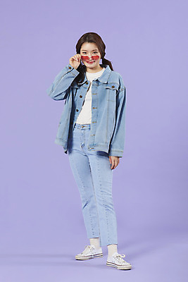 포토 JPG 스튜디오촬영 전신 우먼라이프 여자 실내 한명 서기 20대 성인 앞모습 선글라스 보라색 한국인 청바지 즐거움 복고 청자켓 보라색배경 성인여자한명만 청청패션 국내포토 1 라이프스타일 패션 감정 안경 뷰포인트 컬러 백그라운드 바지 모션 사람 동양인 청년 내부 재킷 여자한명만 성인여자만 파일형식