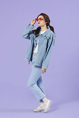 포토 JPG 스튜디오촬영 전신 우먼라이프 여자 실내 한명 서기 20대 성인 옆모습 선글라스 보라색 한국인 청바지 즐거움 복고 청자켓 보라색배경 성인여자한명만 청청패션 국내포토 1 라이프스타일 패션 감정 안경 뷰포인트 컬러 백그라운드 바지 모션 사람 동양인 청년 내부 재킷 여자한명만 성인여자만 파일형식