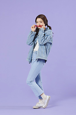 포토 JPG 스튜디오촬영 전신 우먼라이프 여자 실내 한명 서기 20대 성인 옆모습 선글라스 보라색 한국인 청바지 즐거움 복고 청자켓 보라색배경 성인여자한명만 청청패션 국내포토 1 라이프스타일 패션 감정 안경 뷰포인트 컬러 백그라운드 바지 모션 사람 동양인 청년 내부 재킷 여자한명만 성인여자만 파일형식