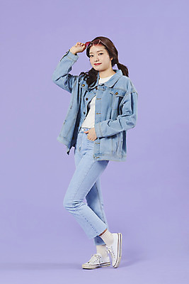 포토 JPG 스튜디오촬영 전신 우먼라이프 여자 실내 한명 서기 미소 20대 성인 옆모습 선글라스 보라색 한국인 청바지 즐거움 복고 청자켓 보라색배경 성인여자한명만 청청패션 국내포토 1 라이프스타일 패션 감정 안경 뷰포인트 컬러 백그라운드 바지 모션 표정 사람 동양인 청년 내부 재킷 여자한명만 성인여자만 파일형식