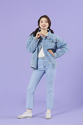 포토 JPG 스튜디오촬영 전신 우먼라이프 여자 행복 허리손 실내 한명 서기 미소 20대 성인 앞모습 선글라스 보라색 한국인 청바지 즐거움 복고 청자켓 보라색배경 성인여자한명만 청청패션 국내포토 1 라이프스타일 패션 감정 안경 뷰포인트 컬러 포즈 백그라운드 바지 모션 표정 사람 동양인 청년 내부 재킷 여자한명만 성인여자만 파일형식