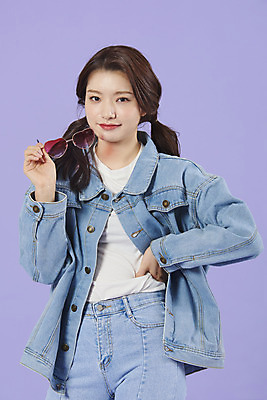 포토 JPG 스튜디오촬영 우먼라이프 여자 허리손 실내 한명 서기 상반신 20대 성인 앞모습 선글라스 보라색 한국인 청바지 즐거움 복고 청자켓 보라색배경 성인여자한명만 청청패션 국내포토 1 라이프스타일 패션 감정 안경 뷰포인트 컬러 포즈 백그라운드 바지 모션 사람 동양인 청년 내부 재킷 여자한명만 성인여자만 파일형식