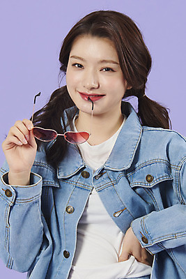 포토 JPG 스튜디오촬영 우먼라이프 여자 행복 허리손 실내 한명 서기 미소 상반신 20대 성인 앞모습 선글라스 보라색 한국인 청바지 즐거움 복고 청자켓 보라색배경 성인여자한명만 청청패션 국내포토 1 라이프스타일 패션 감정 안경 뷰포인트 컬러 포즈 백그라운드 바지 모션 표정 사람 동양인 청년 내부 재킷 여자한명만 성인여자만 파일형식