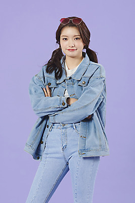 포토 JPG 스튜디오촬영 우먼라이프 여자 실내 한명 서기 상반신 20대 성인 앞모습 선글라스 보라색 한국인 청바지 즐거움 복고 청자켓 보라색배경 성인여자한명만 청청패션 국내포토 1 라이프스타일 패션 감정 안경 뷰포인트 컬러 백그라운드 바지 모션 사람 동양인 청년 내부 재킷 여자한명만 성인여자만 파일형식