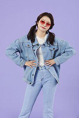 포토 JPG 스튜디오촬영 우먼라이프 여자 허리손 실내 한명 서기 상반신 20대 성인 앞모습 선글라스 보라색 한국인 청바지 즐거움 복고 청자켓 보라색배경 성인여자한명만 청청패션 국내포토 1 라이프스타일 패션 감정 안경 뷰포인트 컬러 포즈 백그라운드 바지 모션 사람 동양인 청년 내부 재킷 여자한명만 성인여자만 파일형식