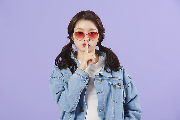 포토 JPG 스튜디오촬영 우먼라이프 여자 손가락 실내 한명 서기 상반신 20대 성인 앞모습 선글라스 보라색 한국인 청바지 비밀 즐거움 복고 조용 청자켓 보라색배경 성인여자한명만 청청패션 국내포토 1 라이프스타일 손 패션 감정 안경 뷰포인트 컬러 백그라운드 컨셉 바지 모션 사람 동양인 청년 내부 재킷 여자한명만 성인여자만 파일형식