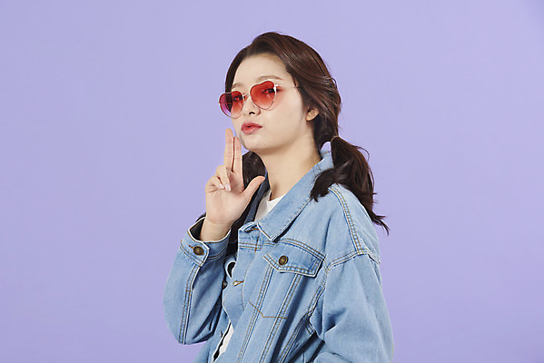 포토 JPG 스튜디오촬영 우먼라이프 여자 손가락 실내 한명 서기 상반신 20대 성인 옆모습 선글라스 보라색 한국인 청바지 즐거움 복고 청자켓 권총모양 보라색배경 성인여자한명만 청청패션 국내포토 1 라이프스타일 손 패션 감정 안경 뷰포인트 컬러 백그라운드 바지 모션 사람 동양인 손짓 청년 내부 재킷 여자한명만 성인여자만 파일형식