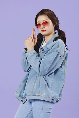 포토 JPG 스튜디오촬영 우먼라이프 여자 손가락 실내 한명 서기 상반신 20대 성인 옆모습 선글라스 보라색 한국인 청바지 즐거움 복고 청자켓 권총모양 보라색배경 성인여자한명만 청청패션 국내포토 1 라이프스타일 손 패션 감정 안경 뷰포인트 컬러 백그라운드 바지 모션 사람 동양인 손짓 청년 내부 재킷 여자한명만 성인여자만 파일형식