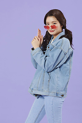 포토 JPG 스튜디오촬영 우먼라이프 여자 손가락 실내 한명 서기 상반신 20대 성인 옆모습 선글라스 보라색 한국인 청바지 즐거움 복고 청자켓 권총모양 보라색배경 성인여자한명만 청청패션 국내포토 1 라이프스타일 손 패션 감정 안경 뷰포인트 컬러 백그라운드 바지 모션 사람 동양인 손짓 청년 내부 재킷 여자한명만 성인여자만 파일형식
