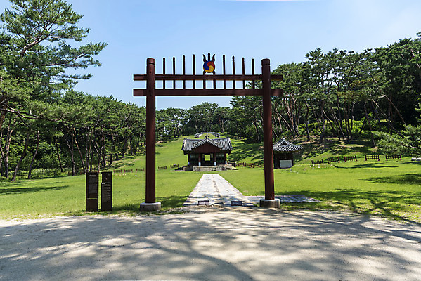 포토 JPG 주간 한국전통 여행 유적지 풍경 사람없음 야외 여름 관광지 세계문화유산 문화재 역사 한국사 조선시대 남양주 사릉 어로 왕릉 정자각 조선왕릉 홍살문 정순왕후 신로 국내포토 자연요소 전통 계절 고건축 한국 전통문 경기도 파일형식 왕후 향어로