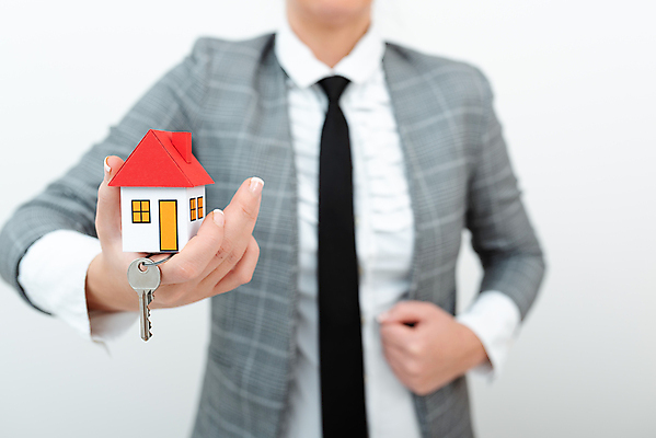 포토 JPG 해외이미지 여자 열쇠 부동산 주택 한명 들기 정장 상반신 성인 앞모습 아웃포커스 성장 비즈니스우먼 주기 투자 건축모형 성인여자한명만 해외포토 1 옷 뷰포인트 비즈니스 모션 촬영기법 사람 건물 모형 직장인 재산 여자한명만 성인여자만 파일형식 이미지허브