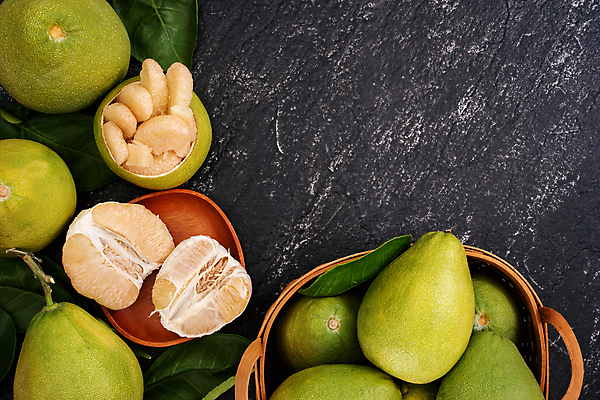 포토 JPG 해외이미지 검은배경 단면 실내 사람없음 하이앵글 바구니 껍질 자몽 담기 과일조각 나무그릇 해외포토 그릇 뷰포인트 조각 백그라운드 과일 모션 내부 목재 검은색 파일형식 이미지허브