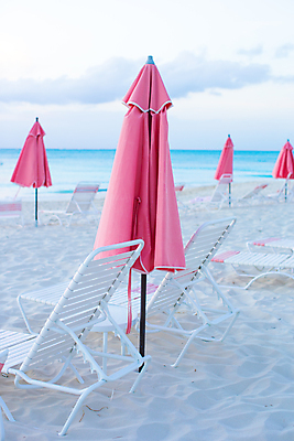 포토 JPG 해외이미지 주간 구름 하늘 해변 사람없음 야외 여름 여름풍경 파라솔 선베드 접기 해외포토 자연요소 계절 바다 의자 모션 풍경 파일형식 여름_계절 이미지허브