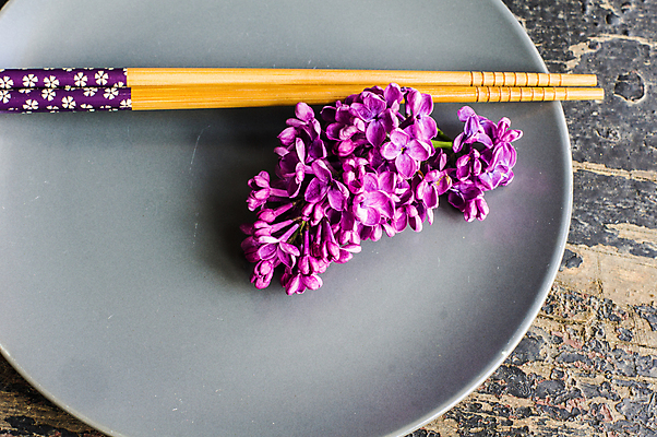 포토 JPG 해외이미지 식기 접시 젓가락 사람없음 하이앵글 라일락 플랫레이 나무배경 해외포토 꽃 뷰포인트 백그라운드 수저 플랫 파일형식 이미지허브