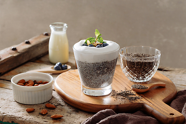 포토 JPG 해외이미지 그릇 잔 실내 사람없음 우유 아몬드 유리그릇 푸딩 나무숟가락 다이어트음식 나무도마 나무받침 슈퍼푸드 갈색배경 치아시드 해외포토 식기 백그라운드 다이어트 유리 디저트 유제품 도마 씨앗 내부 목재 갈색 숟가락 견과류 받침대 건강식품 파일형식 이미지허브