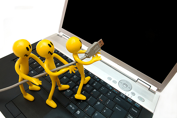 포토 JPG 해외이미지 캐릭터 해외 손 백그라운드 이동 컨셉 인터넷 회사 비즈니스 사업가 통신 협력 아이디어 함께함 사람 사람없음 노트북 컴퓨터 세계 글로벌 숫자 디지털 공책 자료 장비 정보 네트워크 플러그 보호 전기에너지 연결 USB 심볼 시작 전자 헬프 해외포토 직업 문자 문구용품 신체부위 전자제품 에너지 도움 파일형식 이미지허브