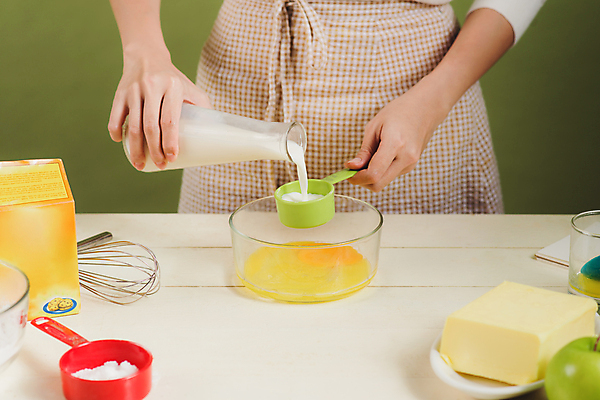 포토 JPG 해외이미지 여자 탁자 실내 요리 한명 들기 상반신 성인 앞모습 우유 붓기 밀가루 제빵 거품기 유리그릇 계량스푼 버터 날계란 성인여자한명만 해외포토 1 그릇 뷰포인트 가구 모션 유리 주방용품 유제품 사람 내부 제과제빵 계란 가루 여자한명만 성인여자만 파일형식 이미지허브