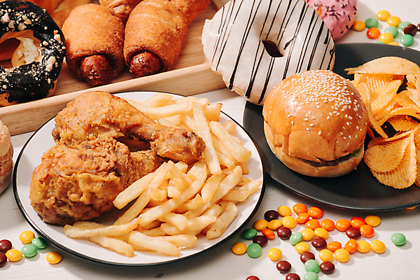 포토 JPG 해외이미지 패스트푸드 실내 사탕 사람없음 치킨 감자튀김 햄버거 도넛 인스턴트 흰배경 감자칩 소세지빵 해외포토 음식 빵 백그라운드 디저트 감자 내부 과자 튀김 흰색 칩_음식 닭고기요리 파일형식 이미지허브