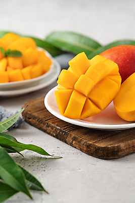 포토 JPG 해외이미지 스튜디오촬영 접시 나뭇잎 쟁반 사람없음 목재 노란색 망고 해외포토 나무 식기 컬러 잎 재료 실내 열대과일 파일형식 이미지허브