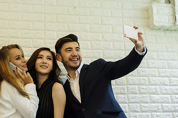 포토 JPG 해외이미지 직업 행복 비즈니스 사업가 성공 모바일 노동자 사람 성인 세명 스마트폰 사무실 흰색 업무 비즈니스맨 그룹 그림 셀프 해외포토 남자 감정 컬러 컨셉 핸드폰 스마트기기 작업 직장인 파일형식 이미지허브