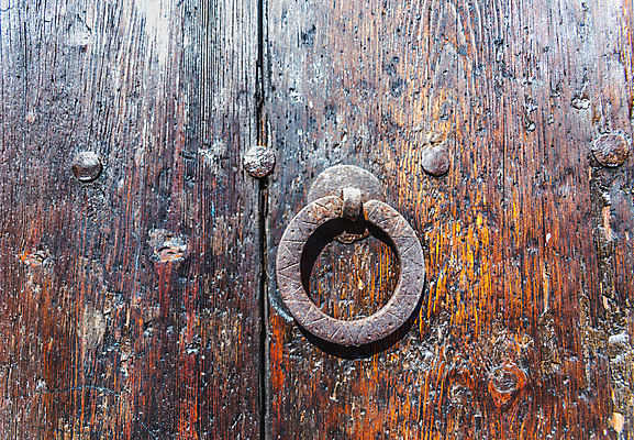 포토 JPG 해외이미지 전통 유럽 조각 여행 백그라운드 건축양식 날씨 출입구 손잡이 사람없음 목재 장식 문 금속 수확 골동품 시골 원형 화려 역사 황금 철 묘사 오브젝트 시작 질감 대문 문고리 청동 고체 놋쇠 옛날 스타일 카피스페이스 해외포토 도형 나무 건축 나라 컨셉 농업 재료 재질 공백 파일형식 이미지허브